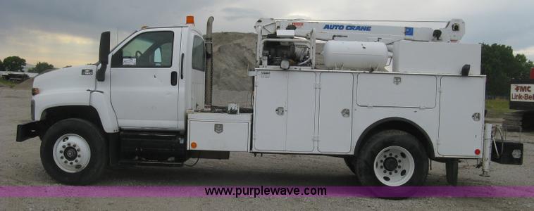 image for item L6317 2004 Chevrolet C7500 service truck with crane