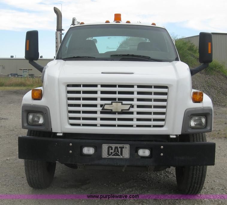 image for item L6317 2004 Chevrolet C7500 service truck with crane