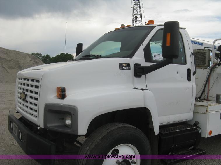 image for item L6317 2004 Chevrolet C7500 service truck with crane