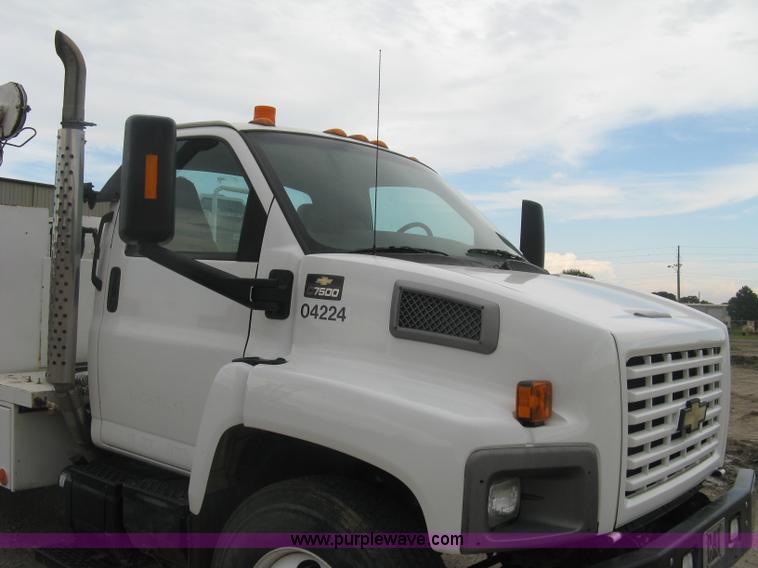image for item L6317 2004 Chevrolet C7500 service truck with crane