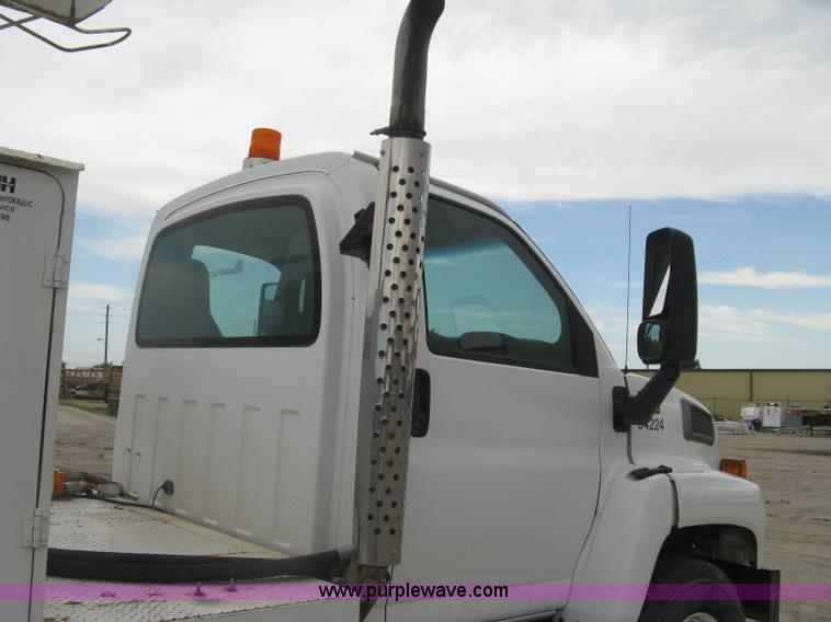 image for item L6317 2004 Chevrolet C7500 service truck with crane