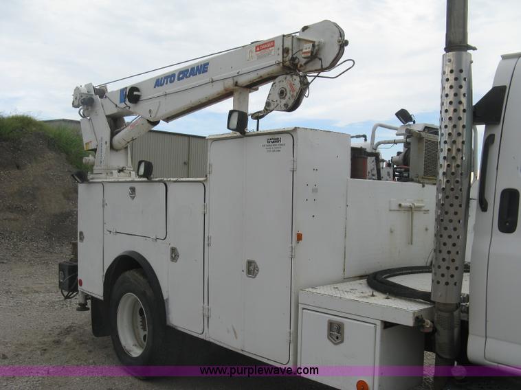 image for item L6317 2004 Chevrolet C7500 service truck with crane