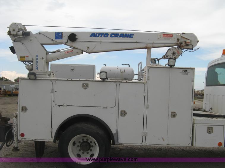 image for item L6317 2004 Chevrolet C7500 service truck with crane