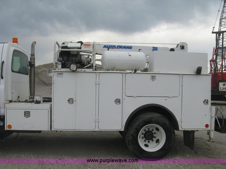 image for item L6317 2004 Chevrolet C7500 service truck with crane