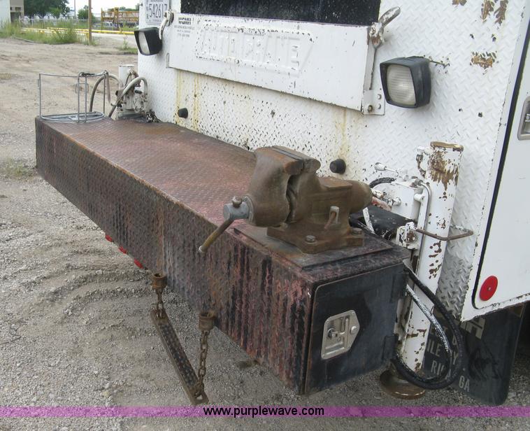 image for item L6317 2004 Chevrolet C7500 service truck with crane