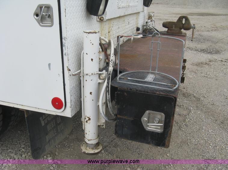 image for item L6317 2004 Chevrolet C7500 service truck with crane