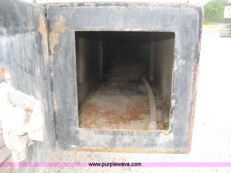 image for item L6317 2004 Chevrolet C7500 service truck with crane