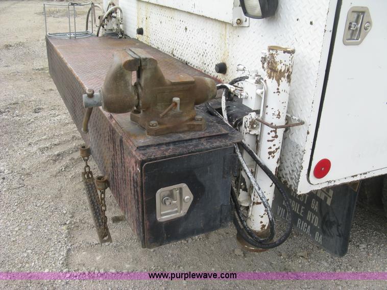 image for item L6317 2004 Chevrolet C7500 service truck with crane