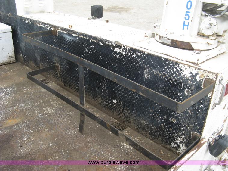 image for item L6317 2004 Chevrolet C7500 service truck with crane