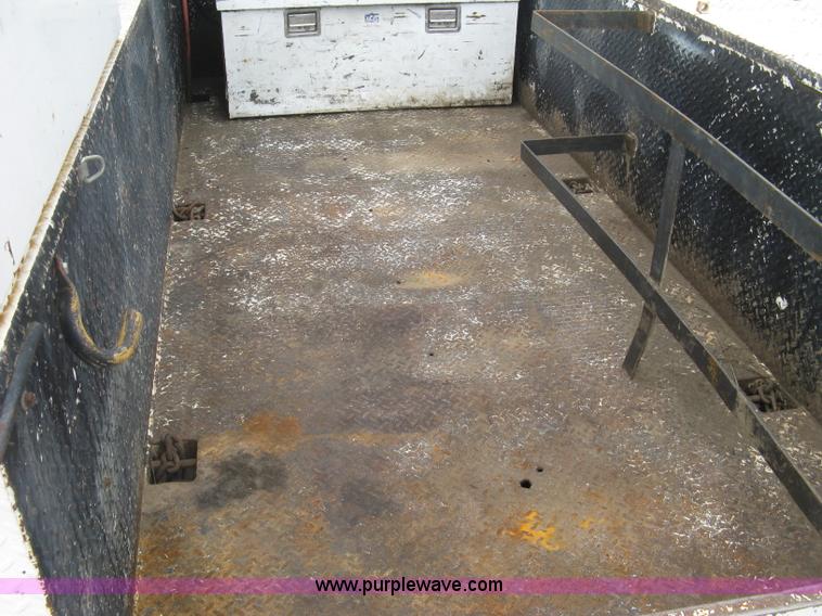 image for item L6317 2004 Chevrolet C7500 service truck with crane