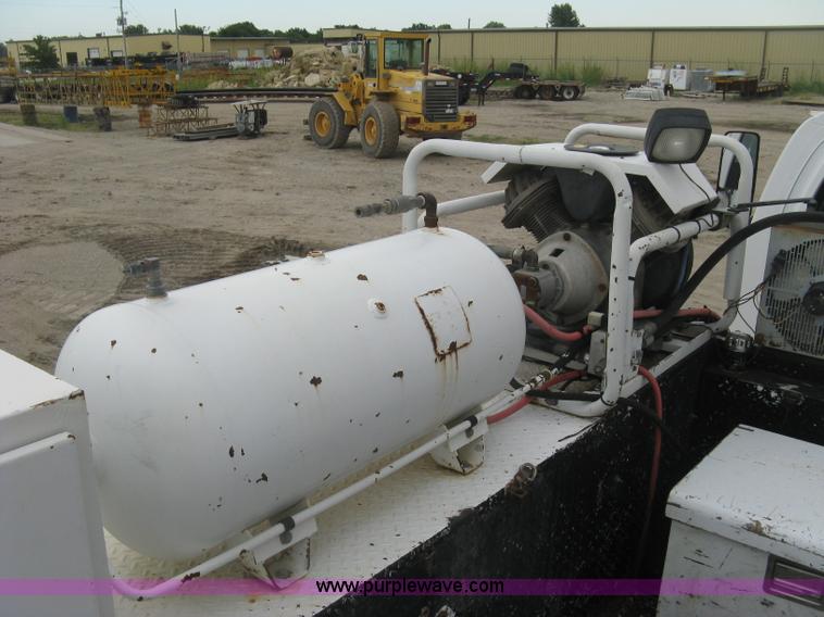 image for item L6317 2004 Chevrolet C7500 service truck with crane