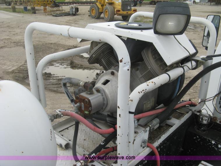 image for item L6317 2004 Chevrolet C7500 service truck with crane