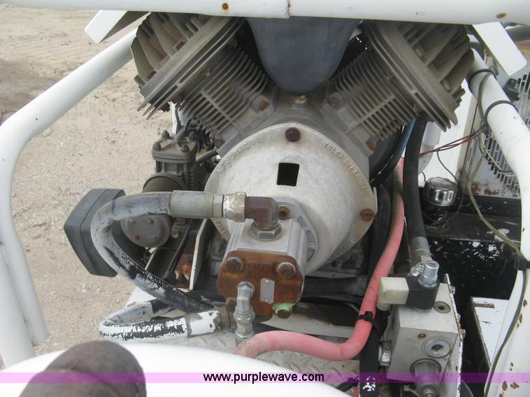 image for item L6317 2004 Chevrolet C7500 service truck with crane