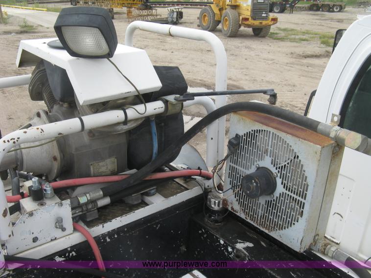 image for item L6317 2004 Chevrolet C7500 service truck with crane