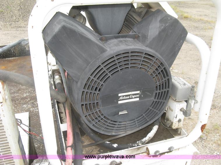 image for item L6317 2004 Chevrolet C7500 service truck with crane