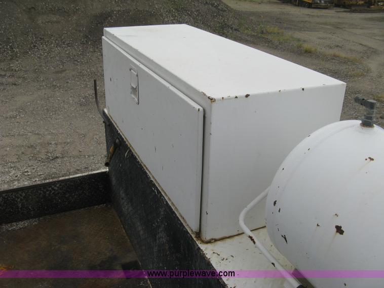 image for item L6317 2004 Chevrolet C7500 service truck with crane