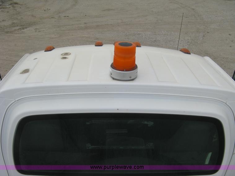 image for item L6317 2004 Chevrolet C7500 service truck with crane