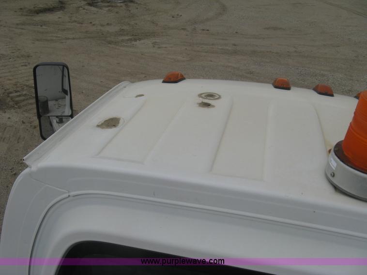 image for item L6317 2004 Chevrolet C7500 service truck with crane