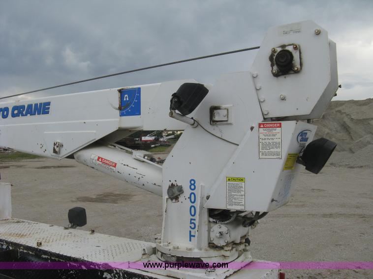 image for item L6317 2004 Chevrolet C7500 service truck with crane