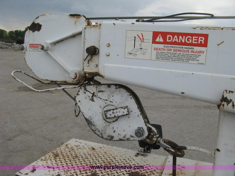 image for item L6317 2004 Chevrolet C7500 service truck with crane