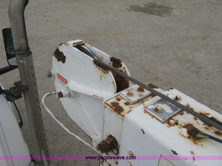 image for item L6317 2004 Chevrolet C7500 service truck with crane