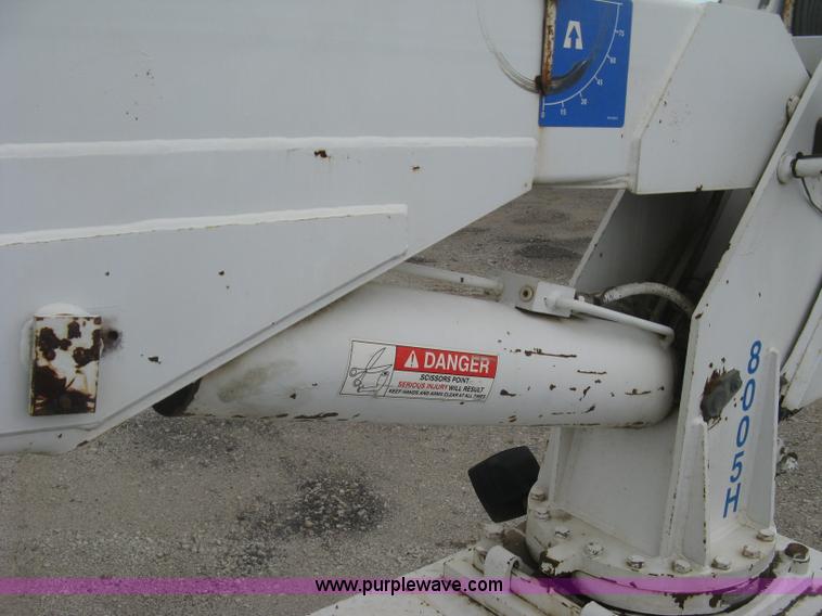 image for item L6317 2004 Chevrolet C7500 service truck with crane