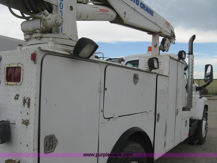 image for item L6317 2004 Chevrolet C7500 service truck with crane