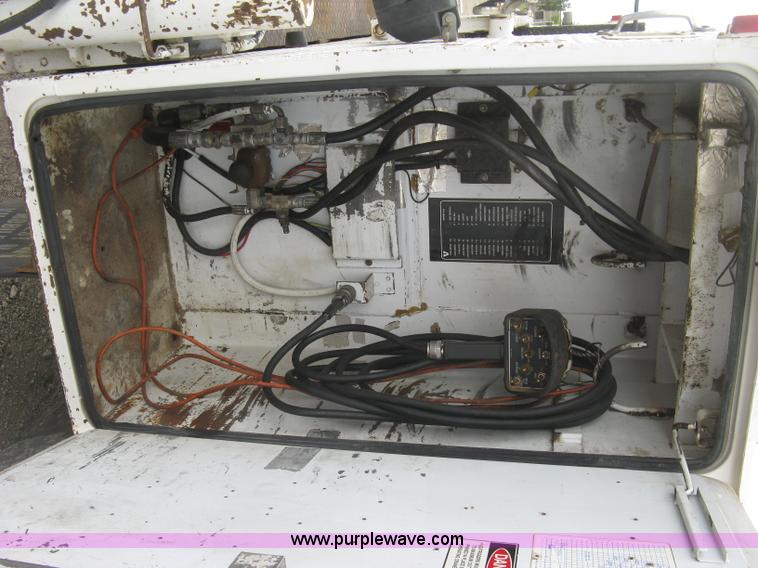 image for item L6317 2004 Chevrolet C7500 service truck with crane