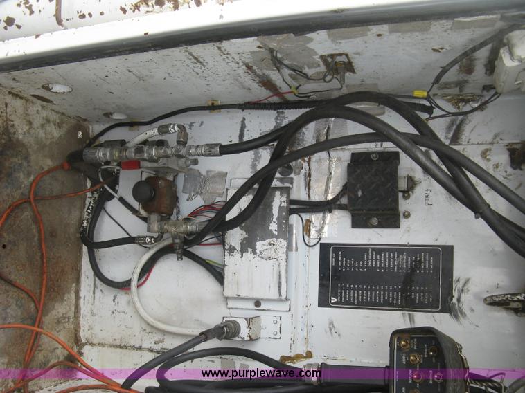 image for item L6317 2004 Chevrolet C7500 service truck with crane