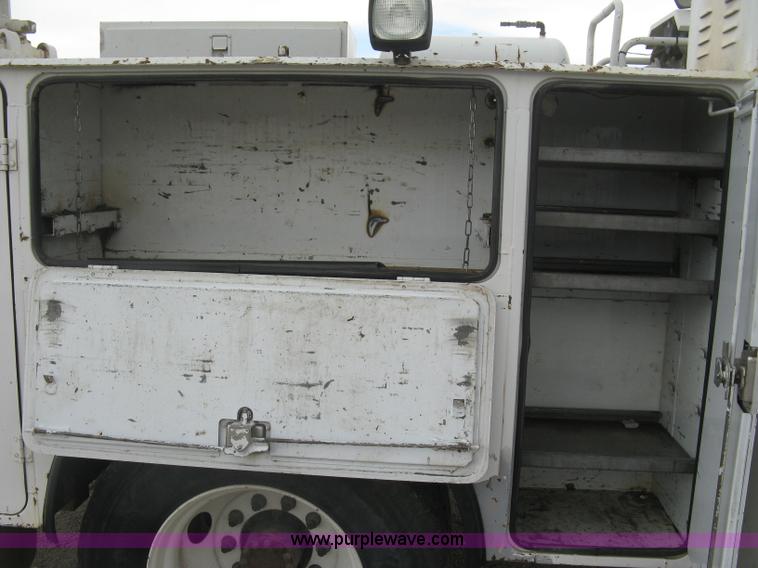 image for item L6317 2004 Chevrolet C7500 service truck with crane