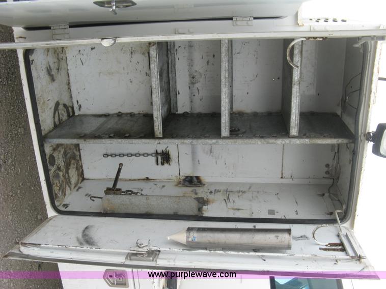 image for item L6317 2004 Chevrolet C7500 service truck with crane