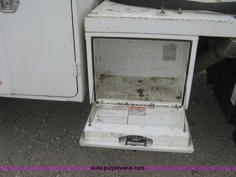 image for item L6317 2004 Chevrolet C7500 service truck with crane