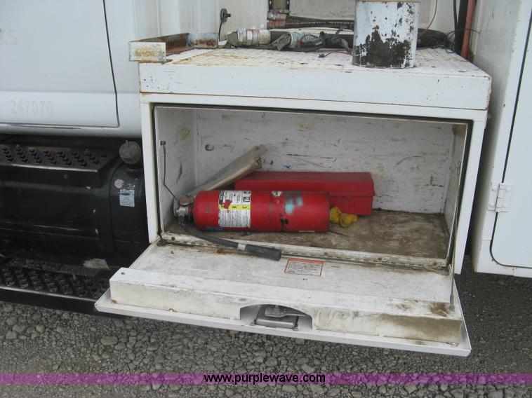 image for item L6317 2004 Chevrolet C7500 service truck with crane