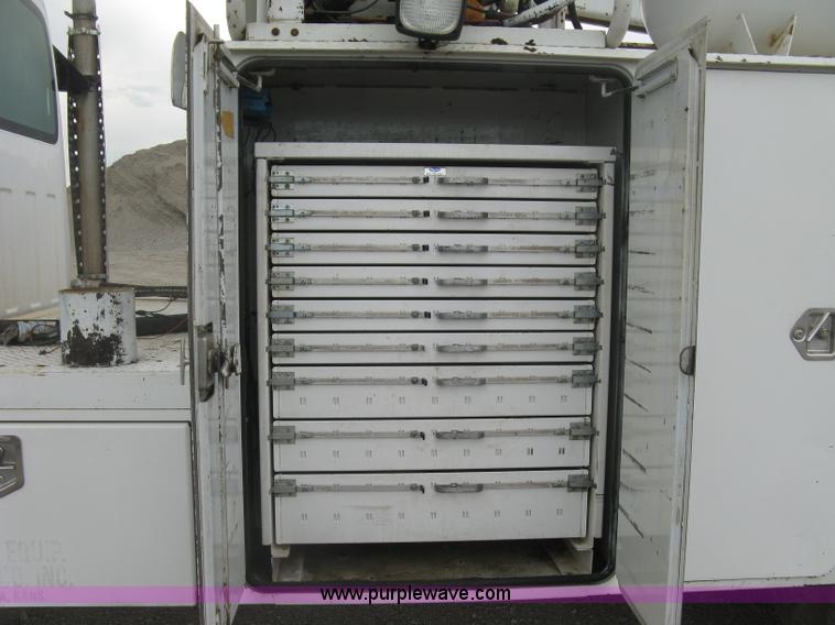 image for item L6317 2004 Chevrolet C7500 service truck with crane