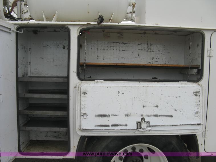 image for item L6317 2004 Chevrolet C7500 service truck with crane