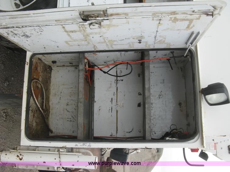 image for item L6317 2004 Chevrolet C7500 service truck with crane