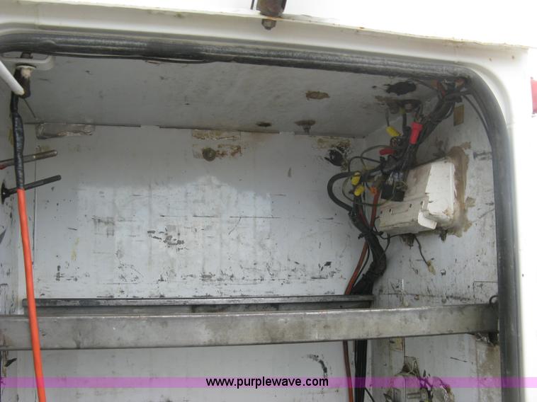 image for item L6317 2004 Chevrolet C7500 service truck with crane