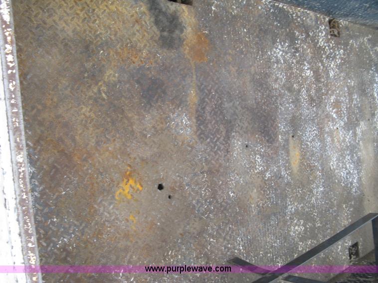 image for item L6317 2004 Chevrolet C7500 service truck with crane