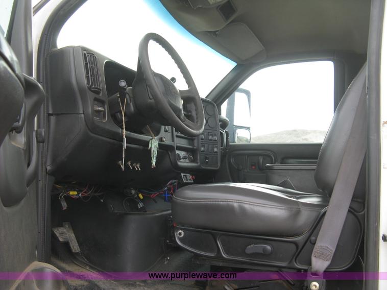 image for item L6317 2004 Chevrolet C7500 service truck with crane