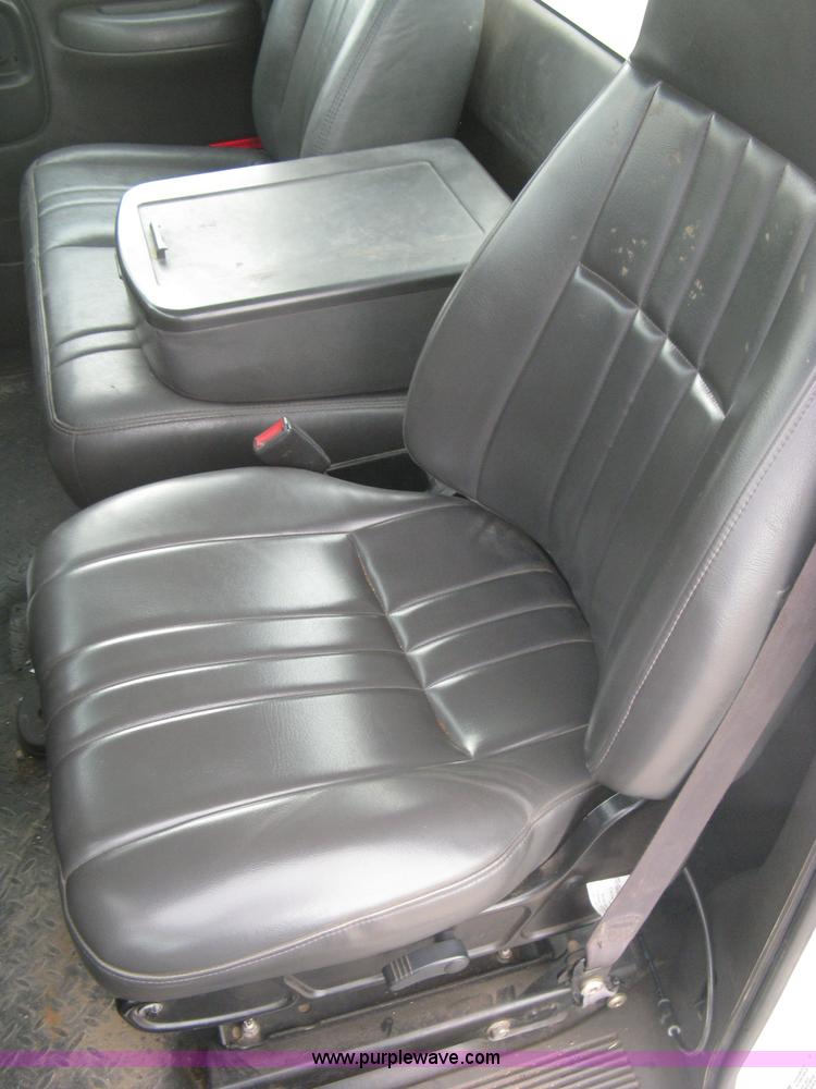 image for item L6317 2004 Chevrolet C7500 service truck with crane