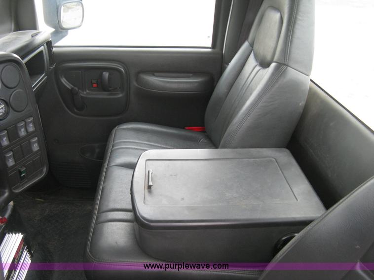 image for item L6317 2004 Chevrolet C7500 service truck with crane