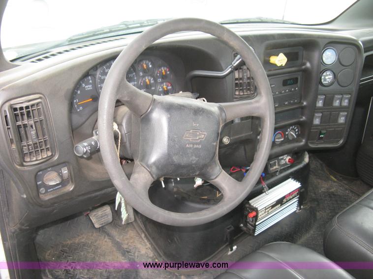 image for item L6317 2004 Chevrolet C7500 service truck with crane