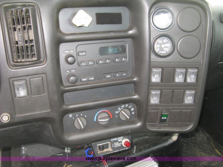 image for item L6317 2004 Chevrolet C7500 service truck with crane