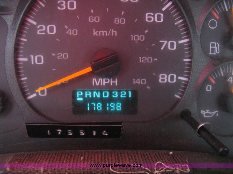 image for item L6317 2004 Chevrolet C7500 service truck with crane