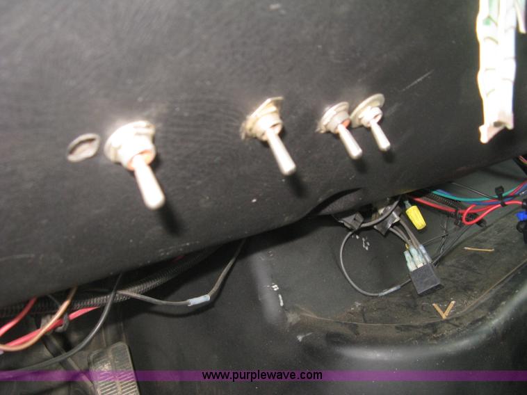 image for item L6317 2004 Chevrolet C7500 service truck with crane