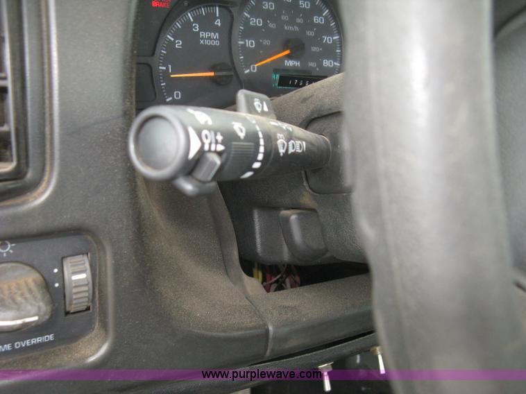 image for item L6317 2004 Chevrolet C7500 service truck with crane