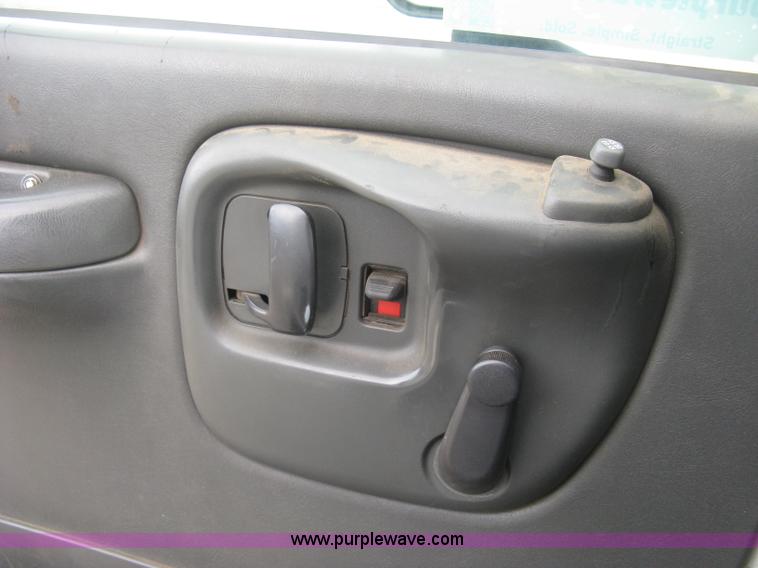 image for item L6317 2004 Chevrolet C7500 service truck with crane