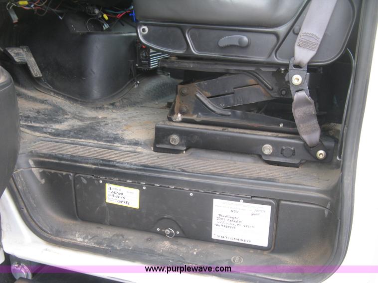 image for item L6317 2004 Chevrolet C7500 service truck with crane