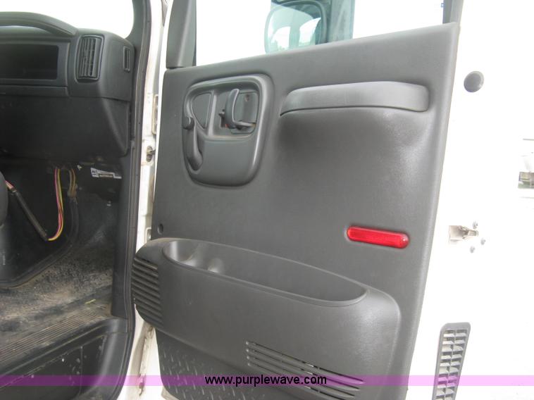 image for item L6317 2004 Chevrolet C7500 service truck with crane
