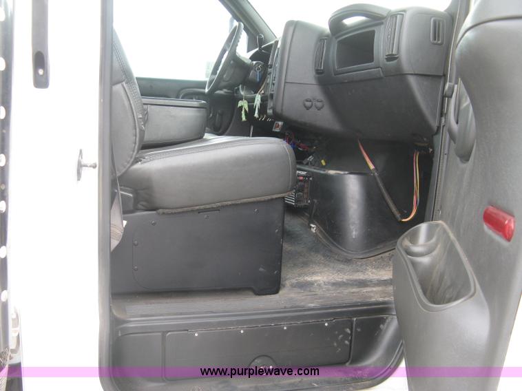 image for item L6317 2004 Chevrolet C7500 service truck with crane